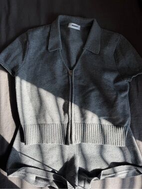 Guzio Gray Short-Sleeve Zip V-Neck Sweater